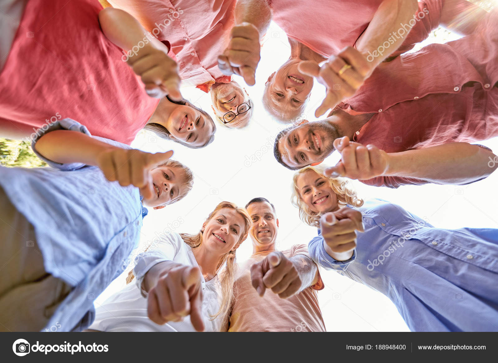 Família feliz apontando dedo para você — Foto © Syda_Productions #188948400, image size:1600x1167