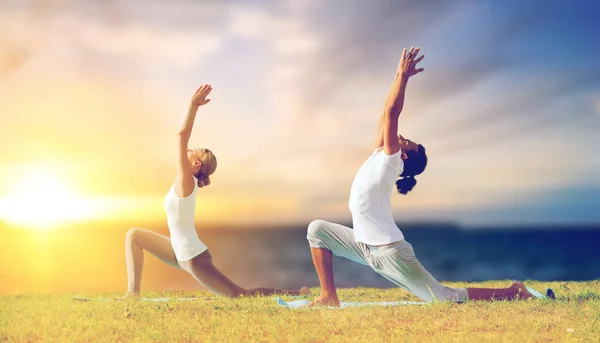 Paar macht Yoga Low Longe Pose im Freien — Stockfoto