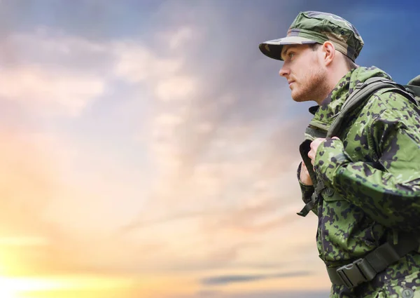 Soldaat in militair uniform met rugzak wandelen — Stockfoto