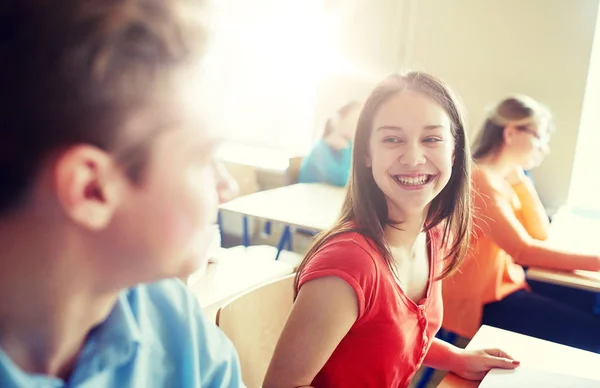 Groep gelukkige studenten praten op school pauze — Stockfoto