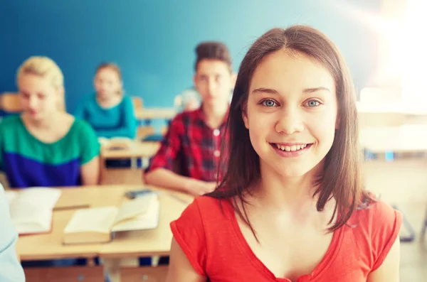 Gelukkig student meisje op school les — Stockfoto