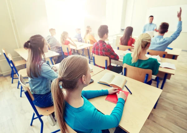 Grupo de alunos do ensino médio e professor — Fotografia de Stock