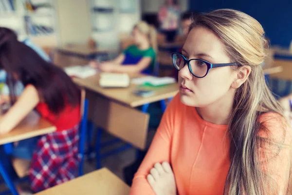 Estudante menina em óculos na escola lição — Fotografia de Stock