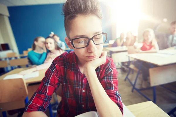 Studenten roddelen achter klasgenoot terug op school — Stockfoto