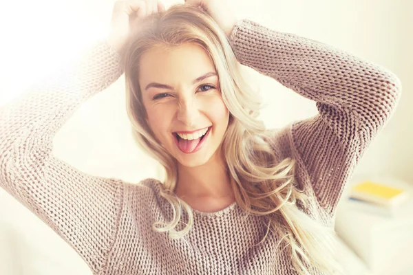 Jovem feliz ou adolescente em casa — Fotografia de Stock