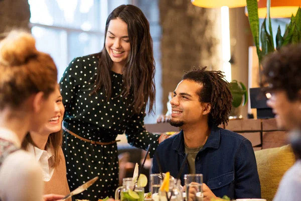 Amici felici mangiare al ristorante — Foto Stock