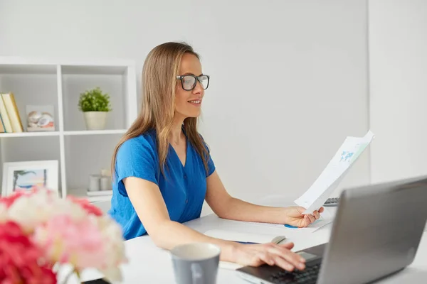 Mujer feliz con el ordenador portátil que trabaja en casa u oficina —  Fotos de Stock