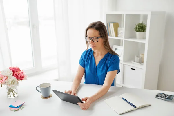 Mujer con tableta PC y café en casa u oficina —  Fotos de Stock