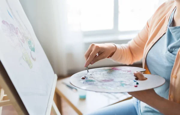 Artista con paleta cuchillo pintura en el estudio de arte —  Fotos de Stock