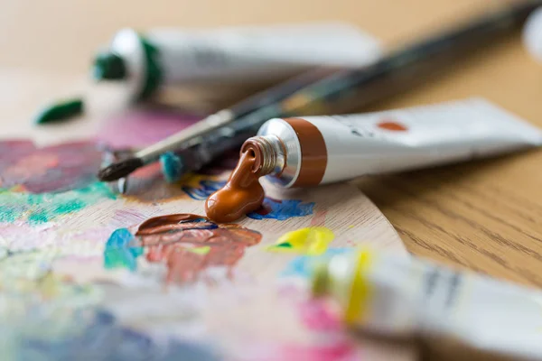 Acrílico cor ou pintura tubos e paleta — Fotografia de Stock
