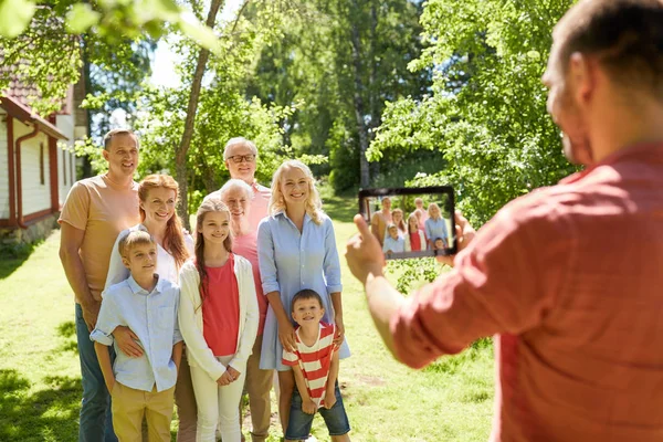 Щаслива сімейна фотографування планшетним ПК влітку — стокове фото