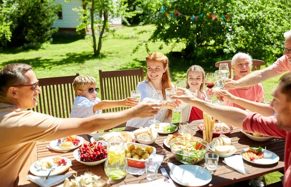 Mutlu bir aile yemek yiyor ya da bahçe partisi veriyor. — Stok fotoğraf