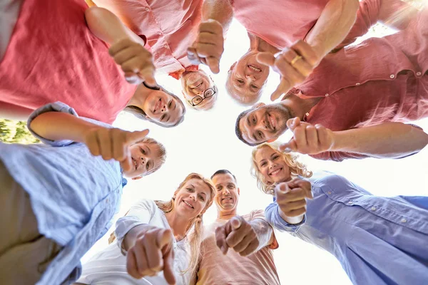 Famiglia felice puntando il dito contro di voi — Foto Stock