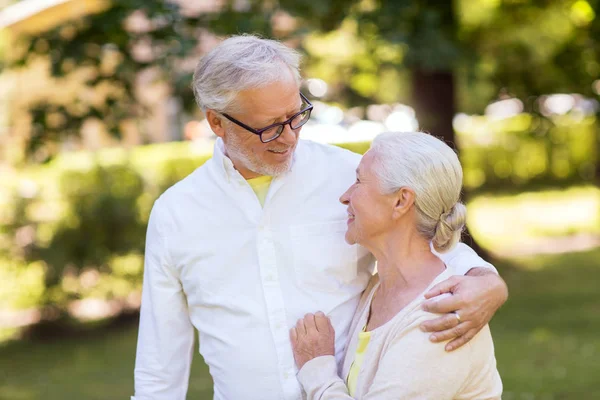 Feliz pareja de ancianos abrazándose en el parque de verano —  Fotos de Stock