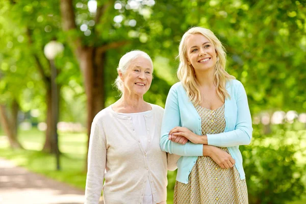 Dotter med senior mor på park — Stockfoto