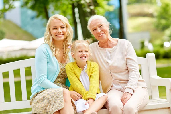 Park kıdemli anne ve kızı olan kadın — Stok fotoğraf