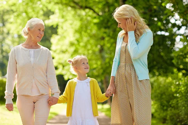 Kvinna med dotter och senior mor på park — Stockfoto