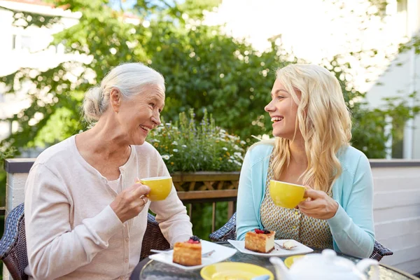 Hija con la madre mayor bebiendo té en la cafetería — Foto de Stock