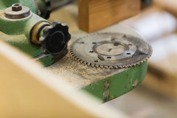 Rueda dentada de la vieja máquina en taller — Foto de Stock