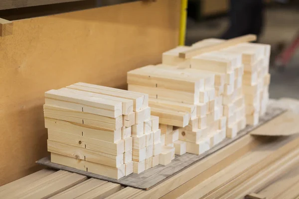 Tableros de madera en taller o planta de carpintería —  Fotos de Stock