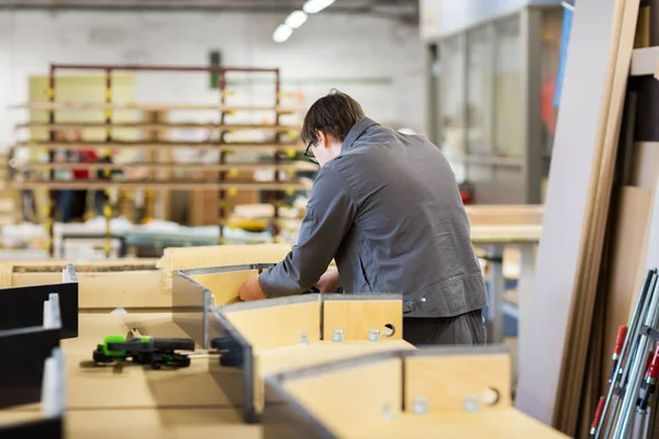 Assembler maken meubels fabriek workshop — Stockfoto