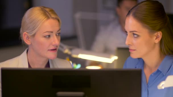 Mujeres de negocios discutiendo problema en la oficina nocturna — Vídeo de stock