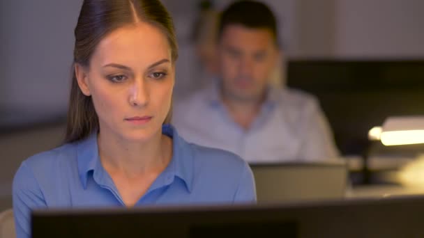 Affärskvinna på dator arbetar på natten kontor — Stockvideo