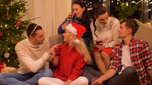 Amigos celebrando la Navidad y dando regalos — Vídeos de Stock