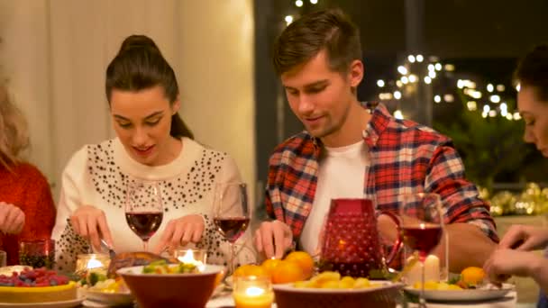 Szczęśliwy przyjaciółmi o domu obiad Bożego Narodzenia — Wideo stockowe