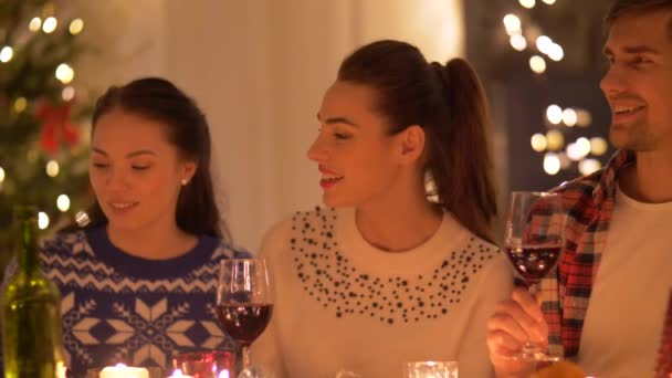 Vrienden drinken van wijn op kerst diner party — Stockvideo