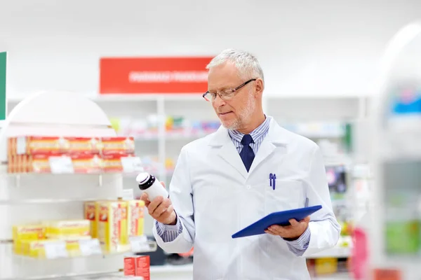 Senior med TabletPC på apotek — Stockfoto