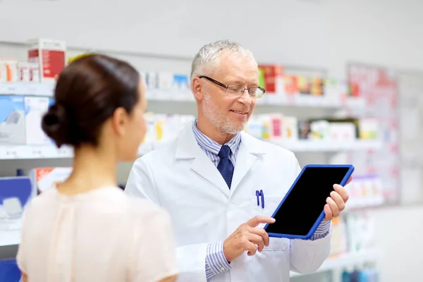 Speziale e cliente con tablet pc in farmacia — Foto Stock