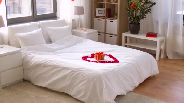 Уютная спальня, оформленная на день Святого Валентина — стоковое видео