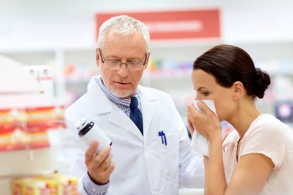Apotheker en ziek klant bij apotheek — Stockfoto