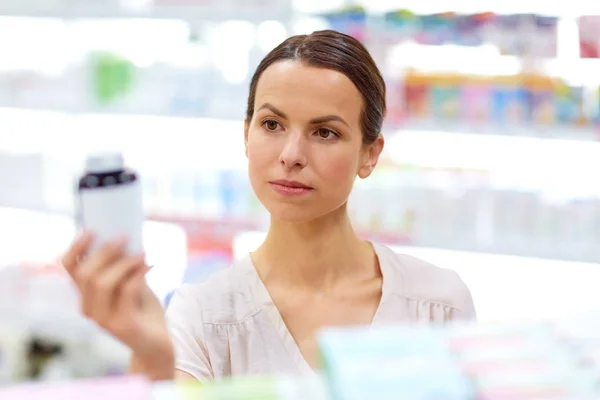 약국에서 약을 선택 하는 여성 고객 — 스톡 사진