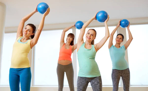 Pregnant women training with exercise balls in gym — Stock Photo, Image