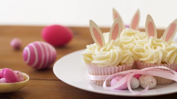 Cupcakes mit Ostereiern und Bonbons auf dem Tisch — Stockvideo