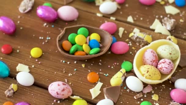 Çikolata Paskalya yumurtaları ve damla şeker masada — Stok video