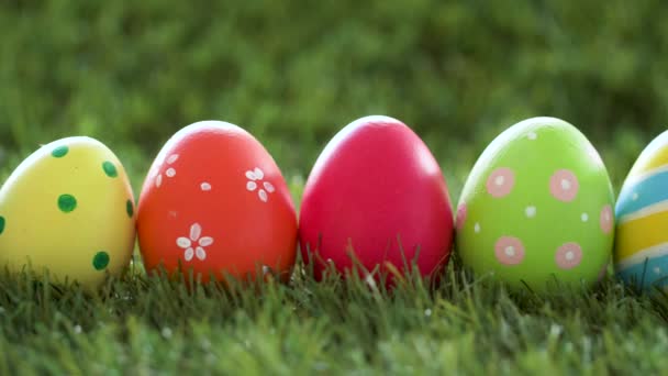 Fila de huevos de Pascua de colores en césped artificial — Vídeo de stock