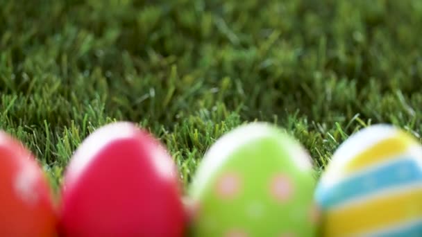 Fila de huevos de Pascua de colores en césped artificial — Vídeos de Stock