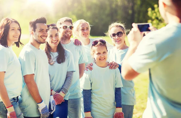 Grup gönüllü tarafından smartphone fotoğraf çekimi — Stok fotoğraf