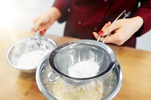 Chef avec de la farine dans un bol faire de la pâte ou de la pâte — Photo
