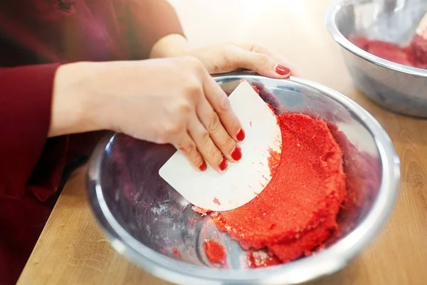 Chef fazendo massa de macaron na confeitaria — Fotografia de Stock