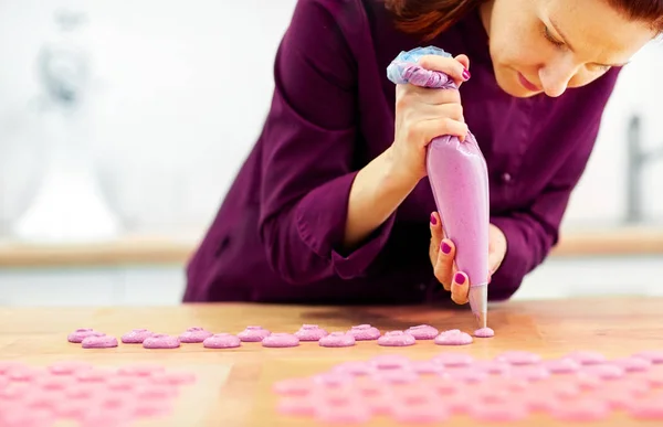 喷油器挤压 macaron 面糊厨师 — 图库照片