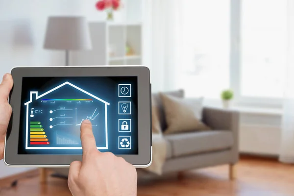 Tablet-PC mit Smart-Home-Einstellungen am Bildschirm — Stockfoto