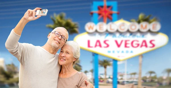 Couple de personnes âgées prenant selfie par caméra à las vegas — Photo