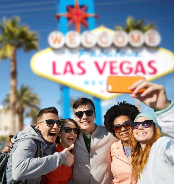 Teman-teman bepergian ke Las Vegas dan mengambil selfie — Stok Foto