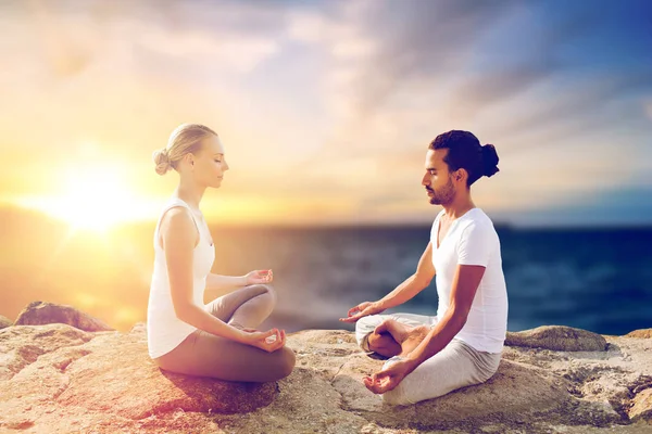Szczęśliwa para Dokonywanie jogi i medytacji na zewnątrz — Zdjęcie stockowe