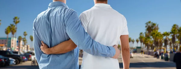 Close up van homo paar knuffelen boven los angeles — Stockfoto