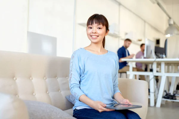 Feliz mujer asiática con portátil de trabajo en la oficina — Foto de Stock